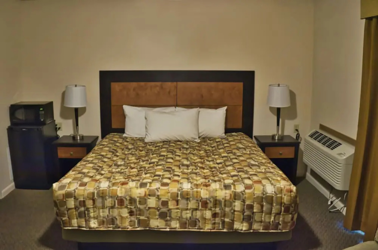 Trade Winds Motel