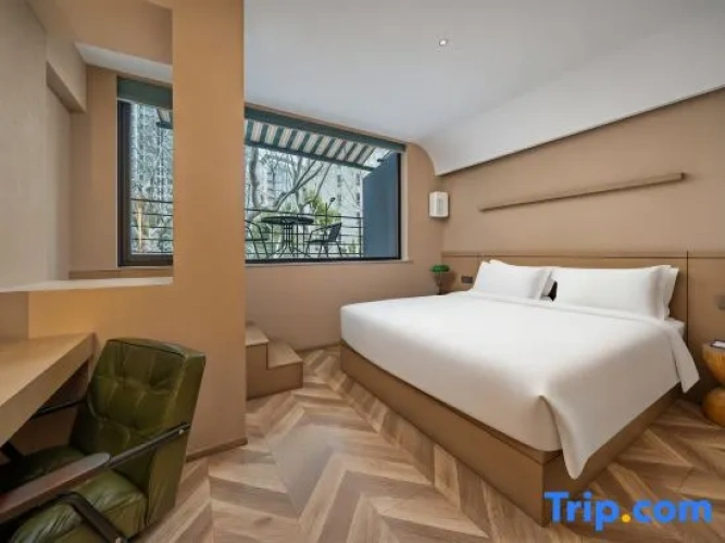 Standard room with balcony and with street view
