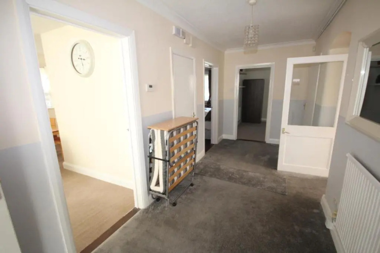 Eversley Gardens -Apt A