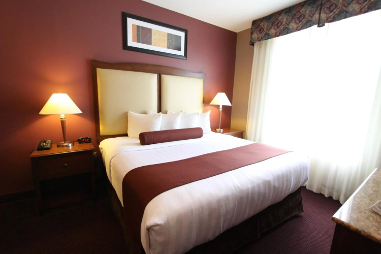Best Western Plus Hannaford Inn & Suites