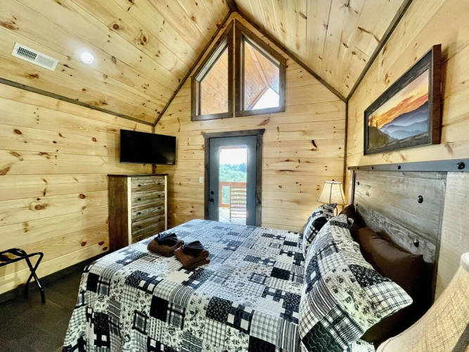 Bearly Behaving 2 Bedroom Cabin by RedAwning