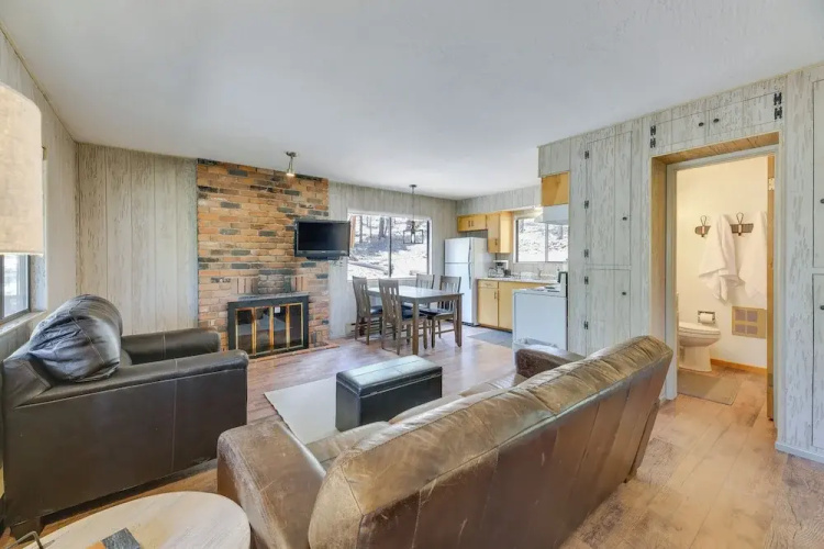 Covered Deck & Grill: Cozy Greer Hideaway!
