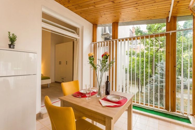 Studio Leon-Sara with shaded patio and garden view