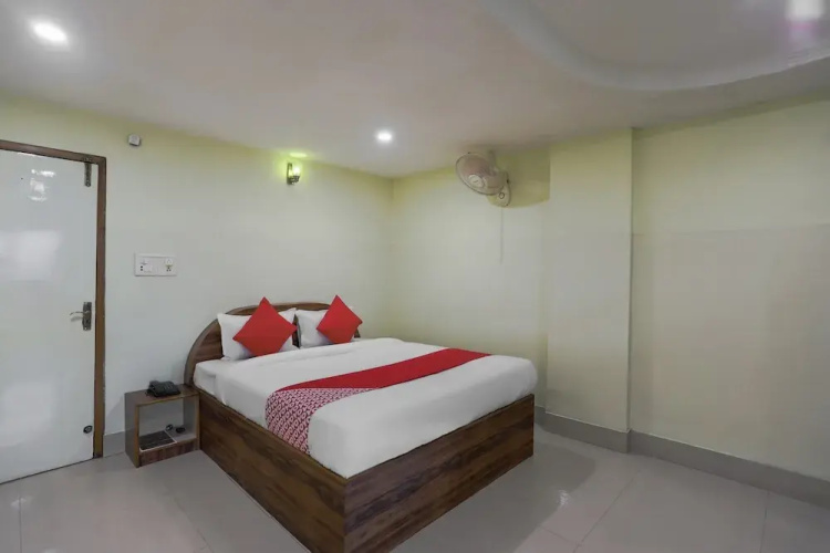 OYO 438 Sarala Residence Hotel