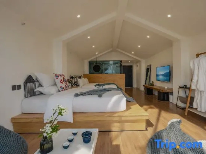 Deluxe Family room with lake view