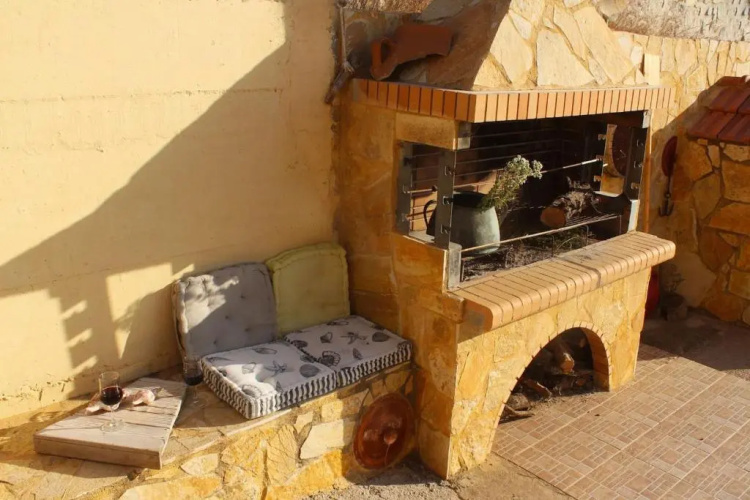 Alonaki House