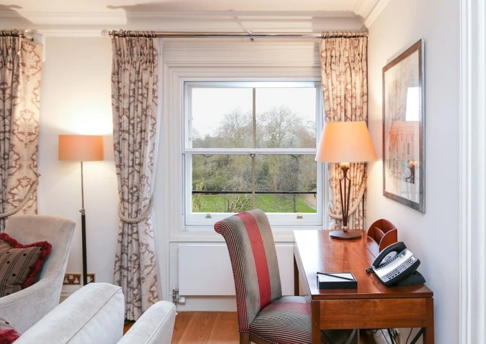 2 Bedrooms Luxury Apartment with park view