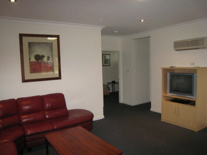 Olde Tudor Hotel