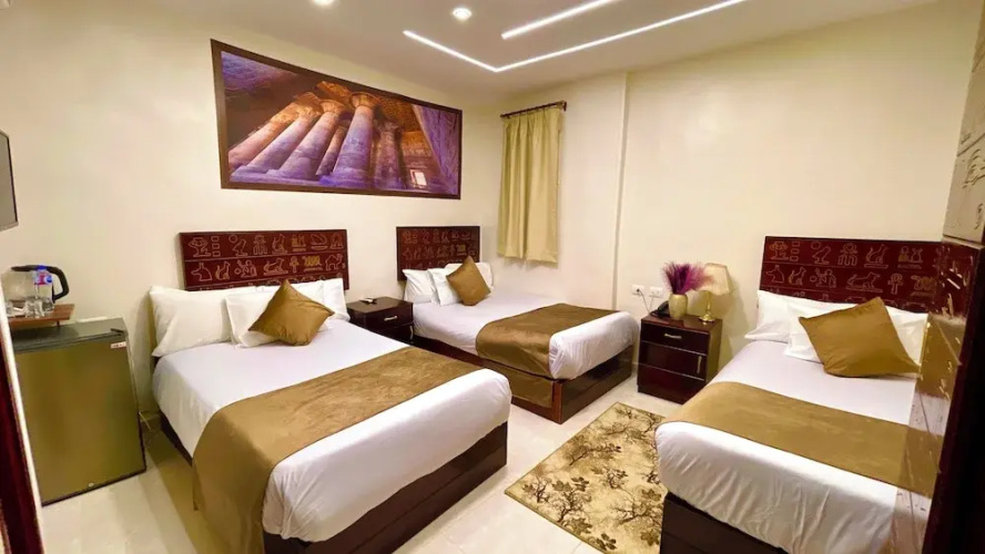 Nemes Pyramids View INN