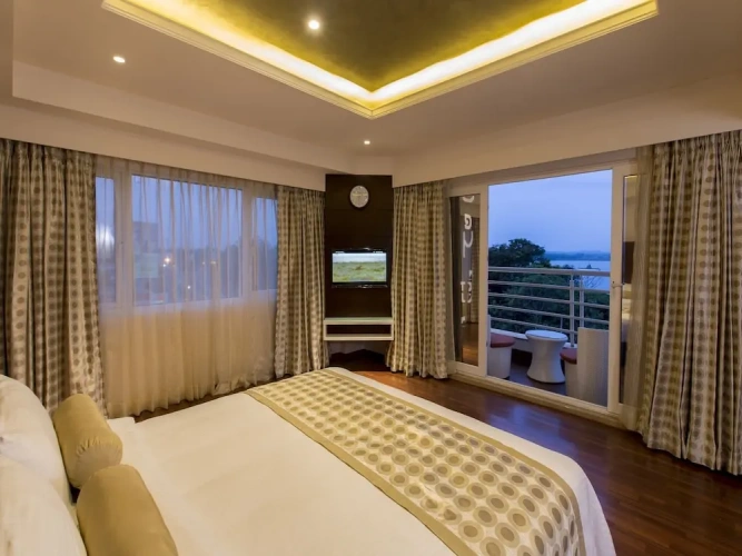 Double Club Suite with lake view