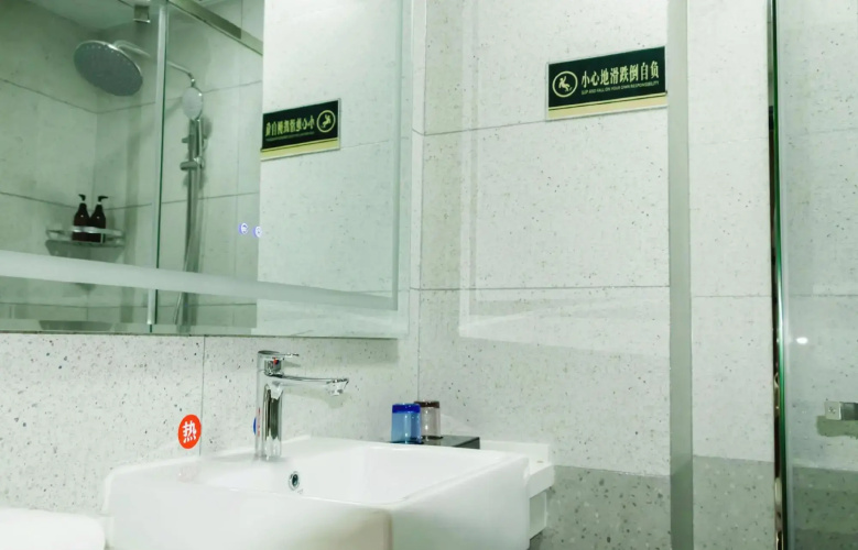 Dingbian Donggang Hotel