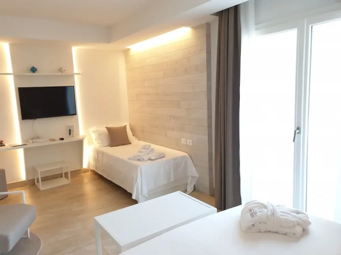 Triple Junior Suite with pool view