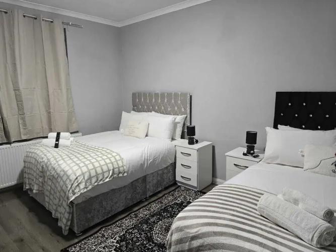 Deluxe Quadruple room with city view