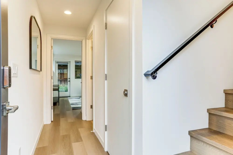 Modern Seattle Townhome: Walk to Light Rail!