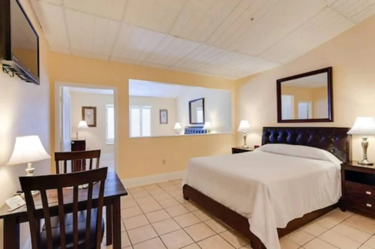 Naples Park Central Hotel