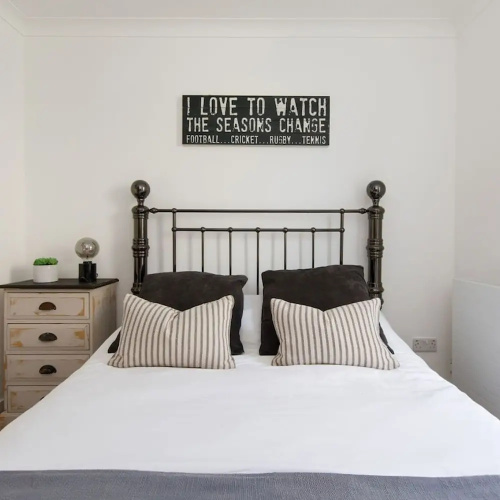 Charming Bolthole 400m to Beach