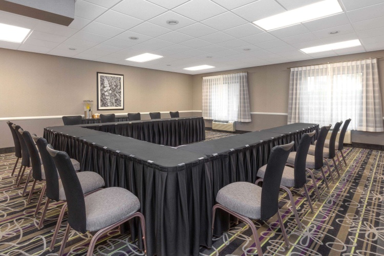 La Quinta Inn & Suites by Wyndham Clifton/Rutherford photo 17