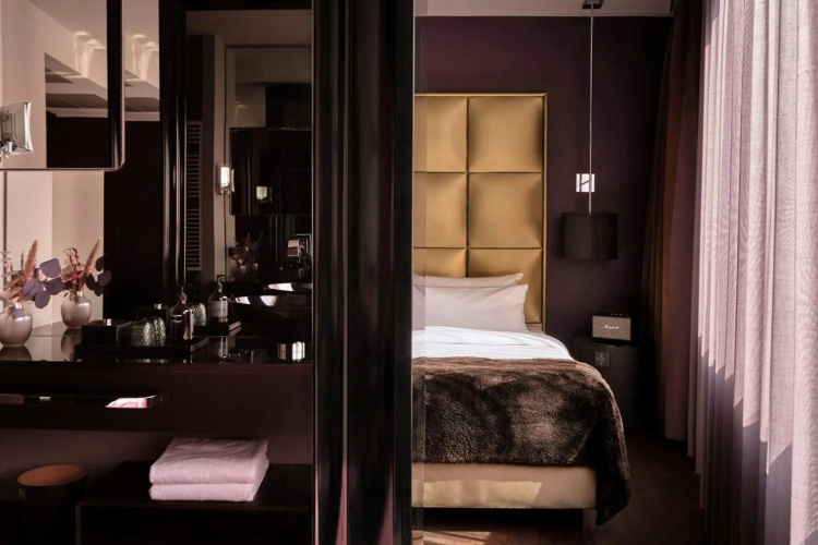 Roomers Frankfurt Central, Autograph Collection