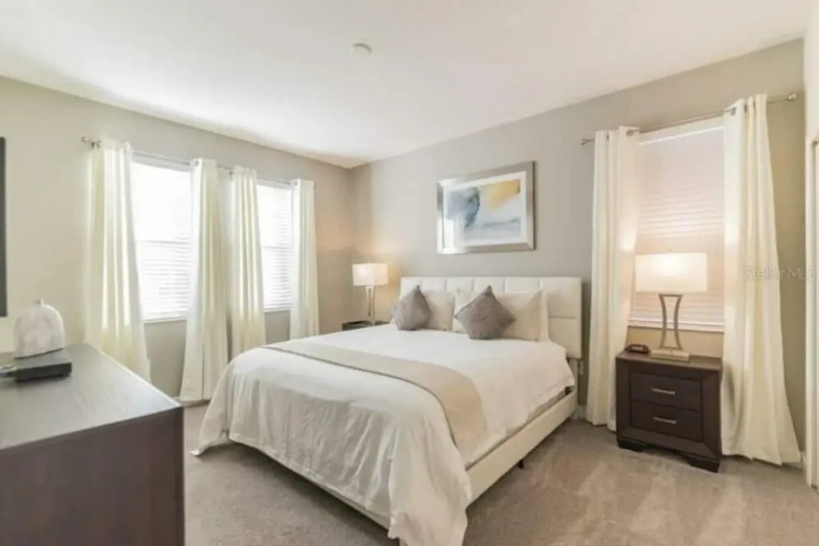 8912 Amazing Spacious Home