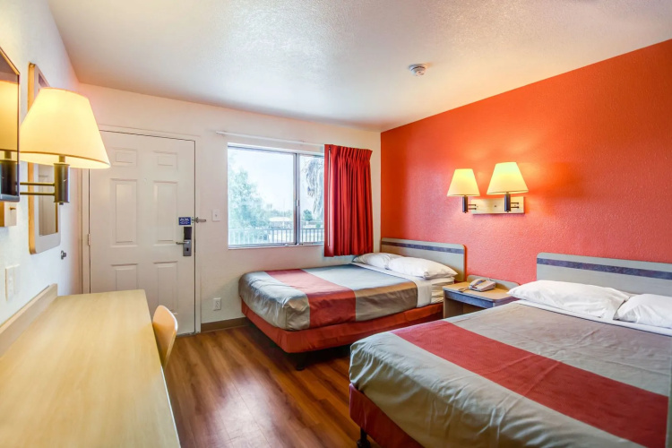 Super 8 by Wyndham Tracy