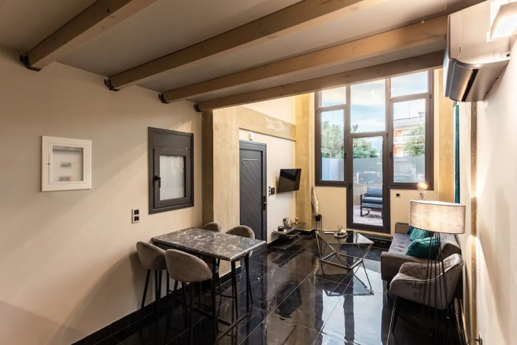 Ventiri Lofts - Luxury Duplex w Private Garden