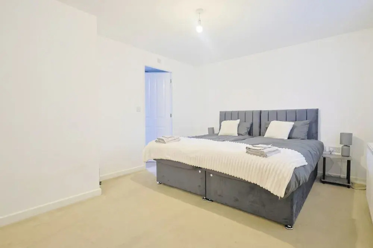 Manchester 3-beds, Sleeps 6 With On-site Parking