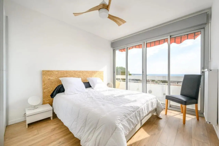 Bright Apt with Balcony And Sea View