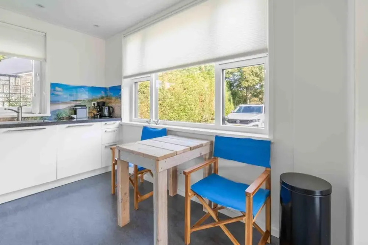 Spacious 6-person Holiday Home Near De Koog
