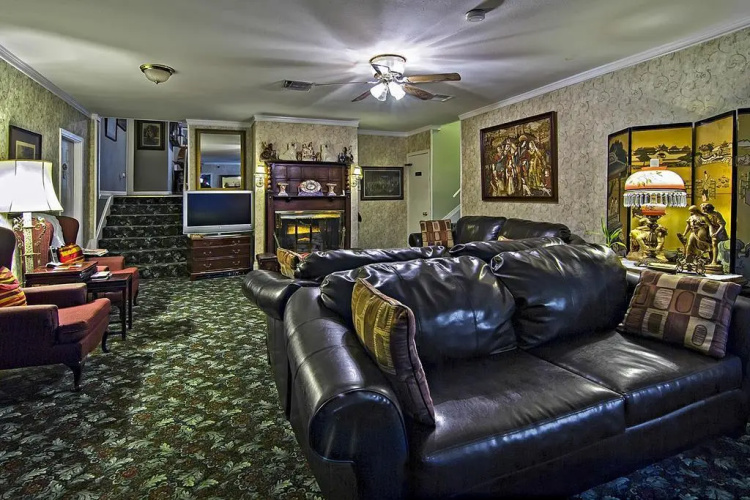 Rose Manor Bed & Breakfast