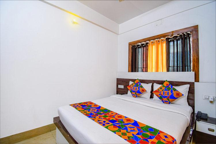 OYO Ruby Park Dream Palace Near Acropolis Mall
