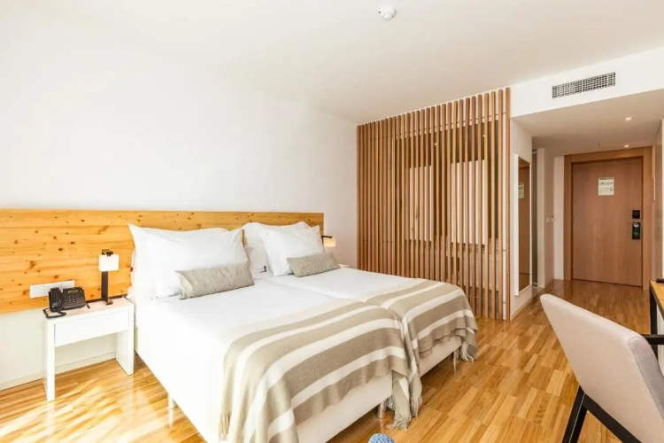 Classic Twin room with Race view
