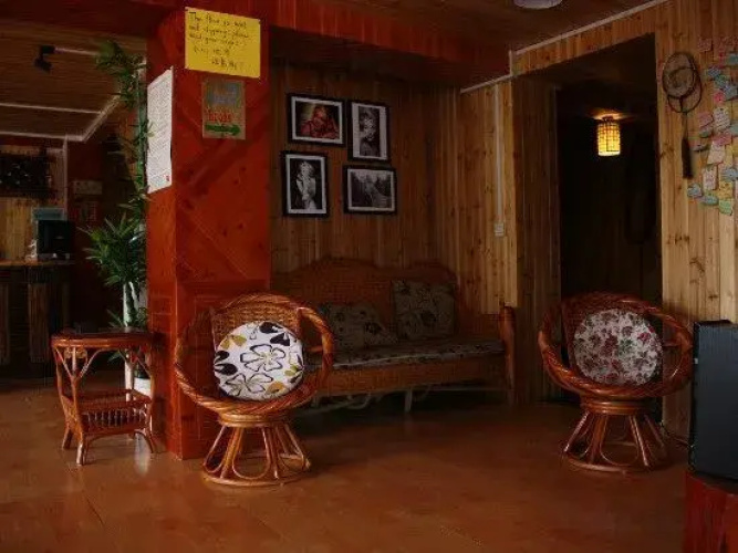Dragon's Den Hostel