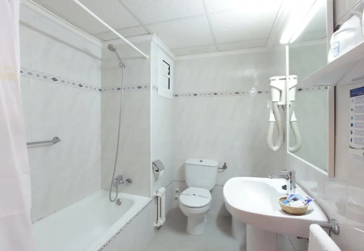 Standard Triple room with sea view