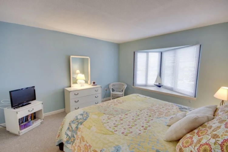 9400 802 - 2 Br Condo
