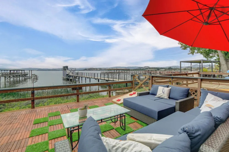 Waterfront Clear Lake Home w/ Game Room & Deck!