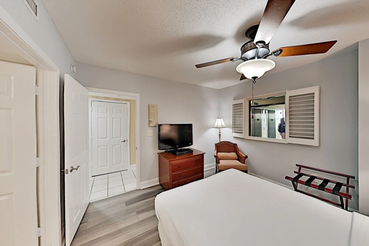 606islav 3 Bedroom Condo