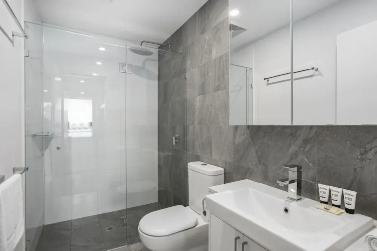 Sleek 2-bed With Balcony and Communal BBQ Area