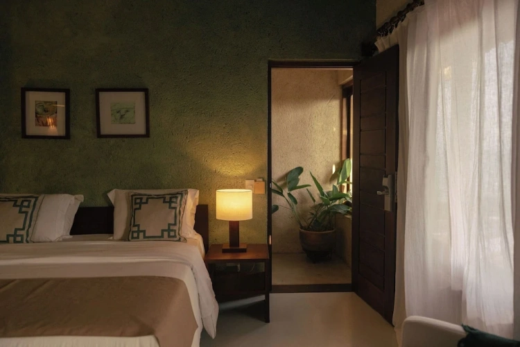Deluxe Triple room with balcony and with partial sea view