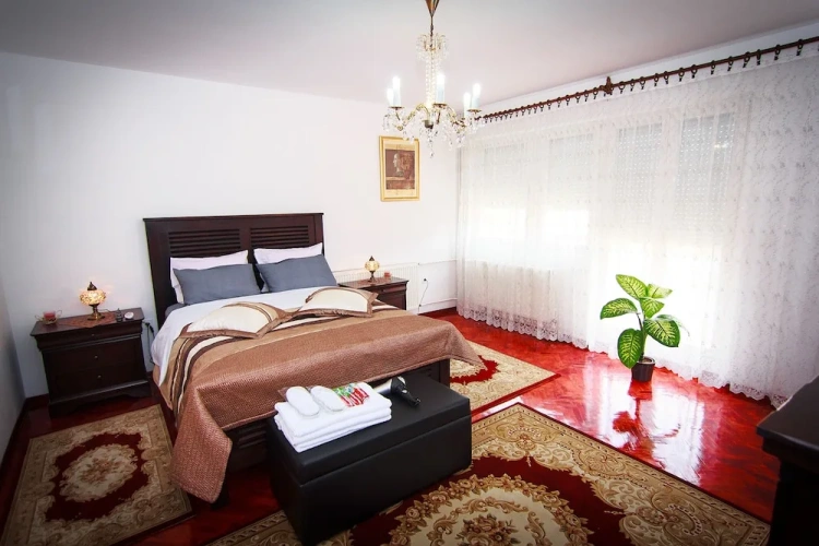 5 Bedrooms Apartment with mountain view