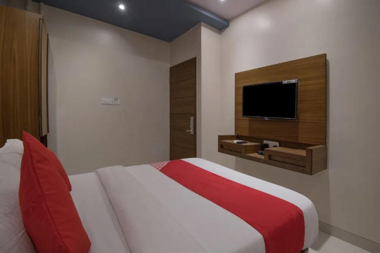 OYO 22070 West Inn Hotel