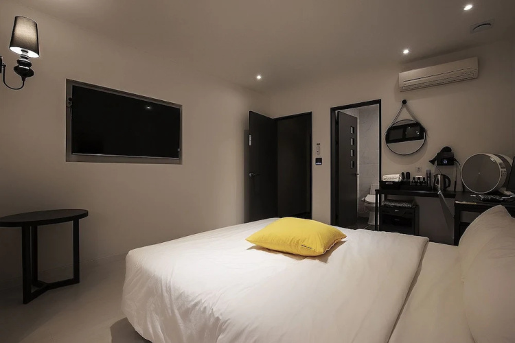 Yellow 8 Hotel
