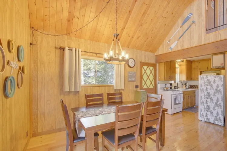Woodsy Lake Arrowhead Cabin w/ Fire Pit Table