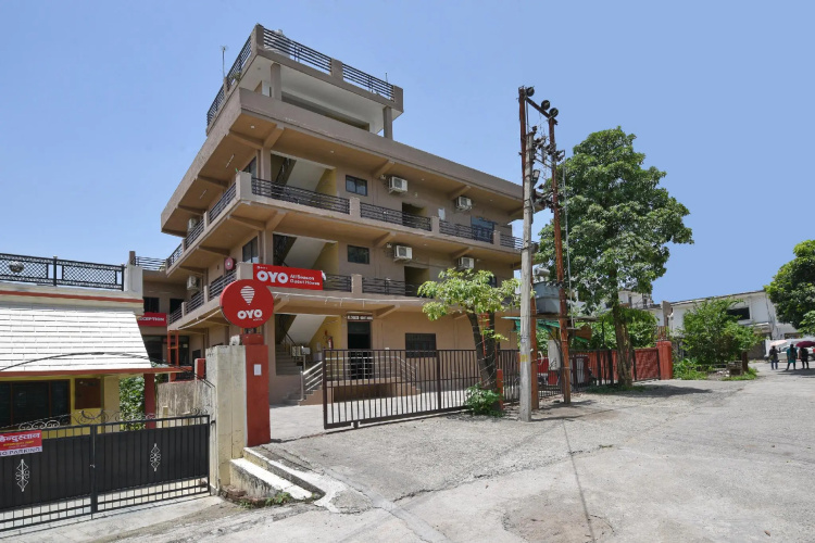 OYO Flagship 4464 MAIRA RESIDENCY