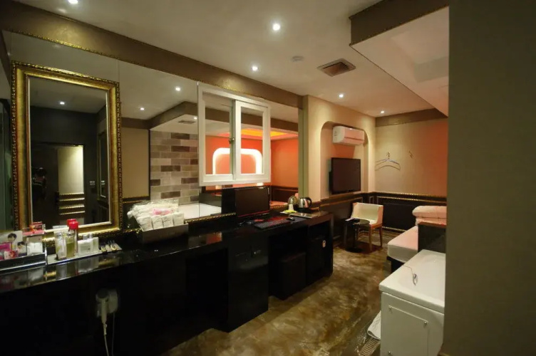 Lazzi Hotel