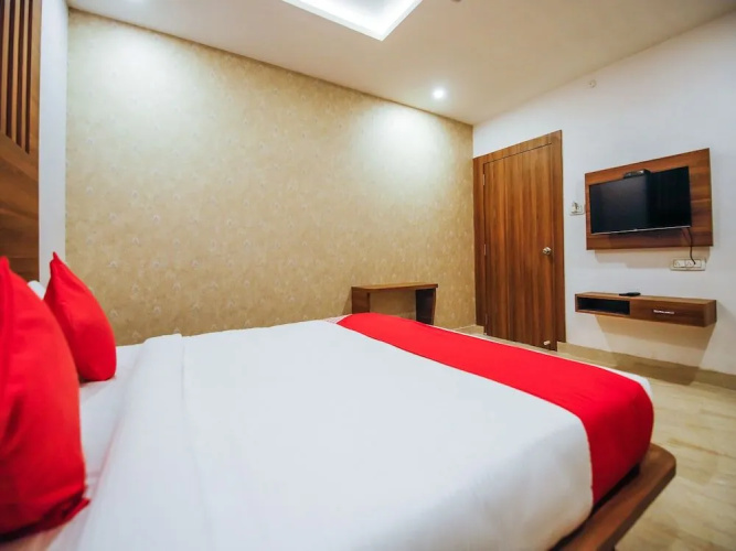 OYO 24327 Royale Sejour