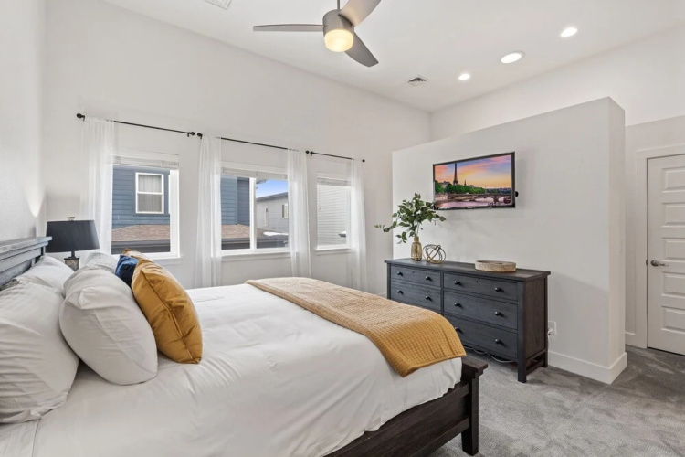 Steps From River & Old Town - Hot Tub & King Bd