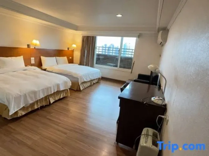 Deluxe Quadruple room with street view