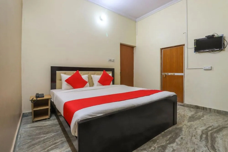 OYO Flagship 49061 Dev Hotel & Restaurant