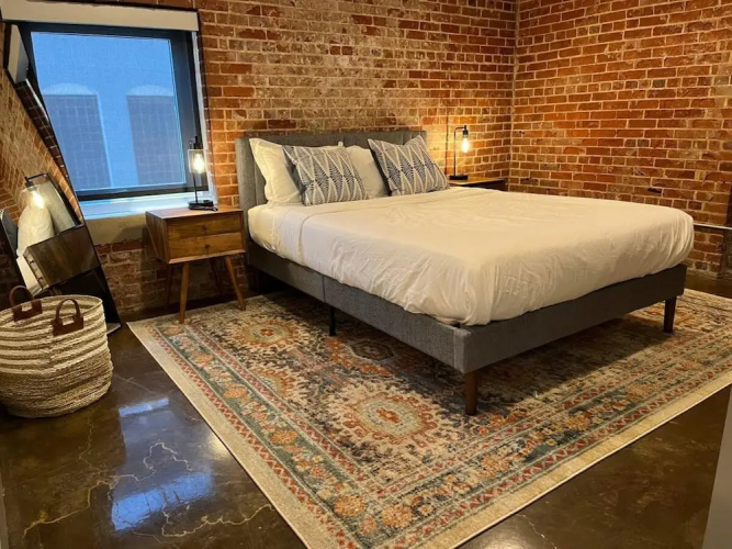 Luxury 2 Bedroom apt With Exposed Brick Downtown