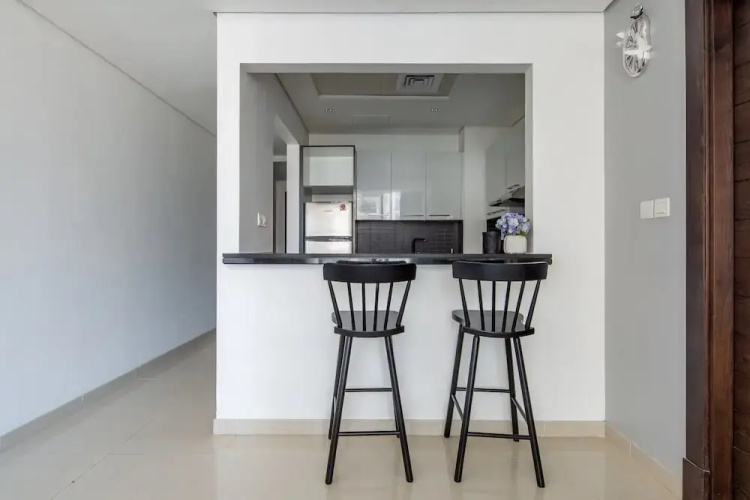 Artistically Decorated 1BR Apartment In Marina